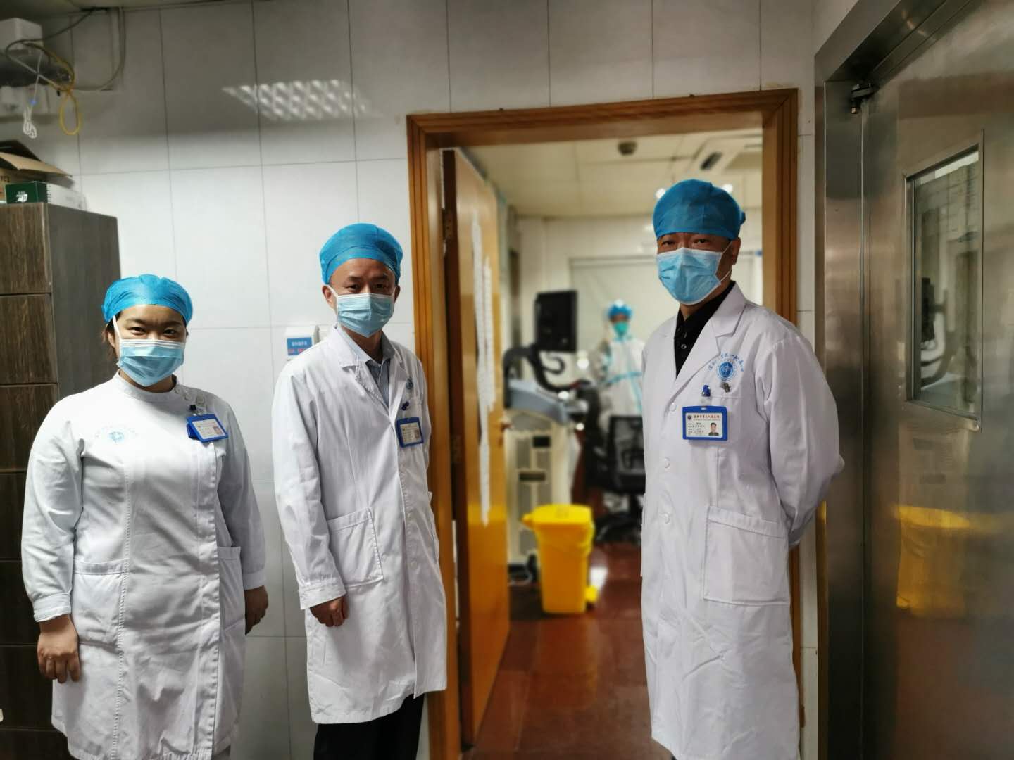 疫情防控期间党旗飘扬,抗击疫情党旗飘飘党徽闪亮