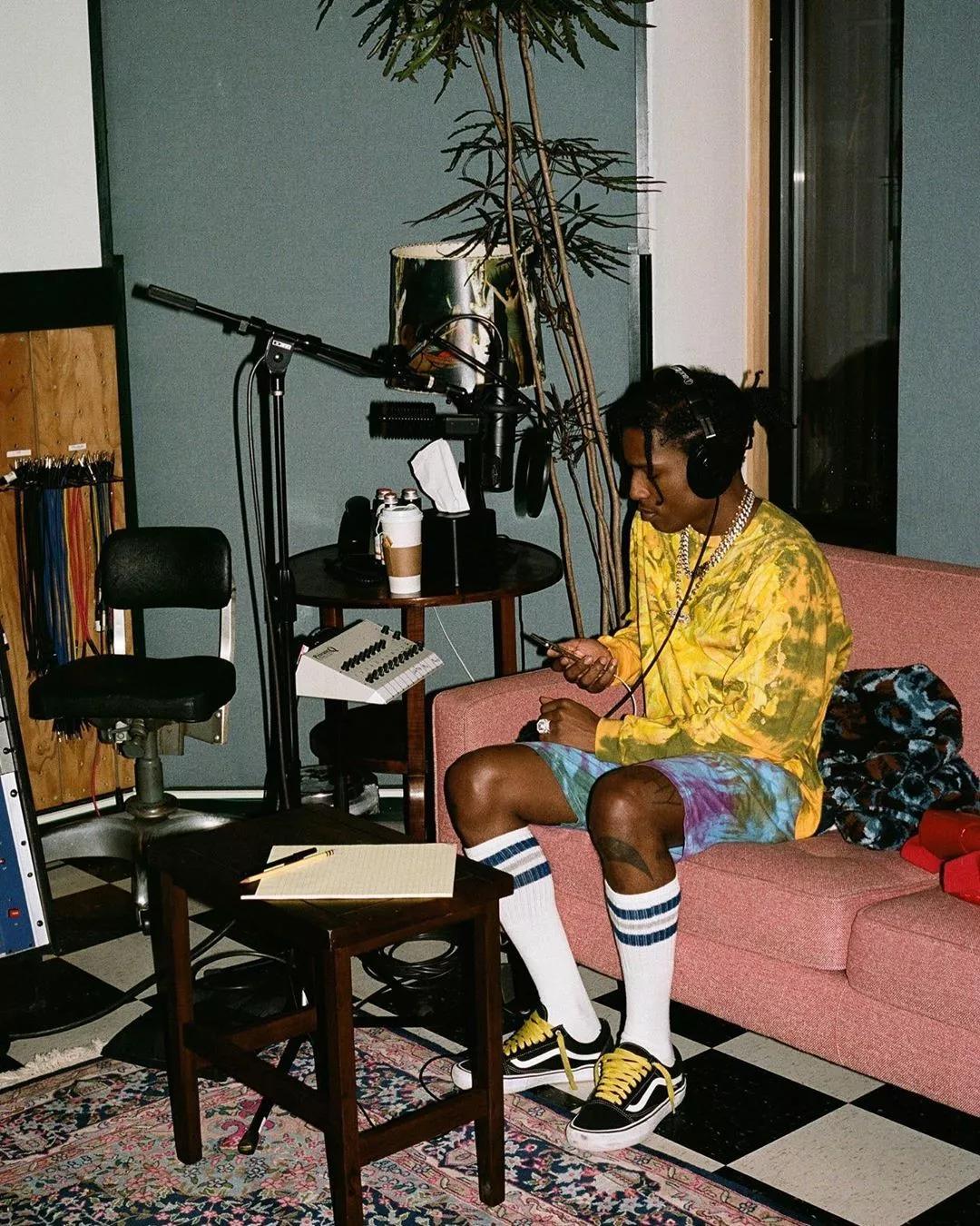 人称「Bra收割机」的他,又回监狱了!丨SOFRSHBOY