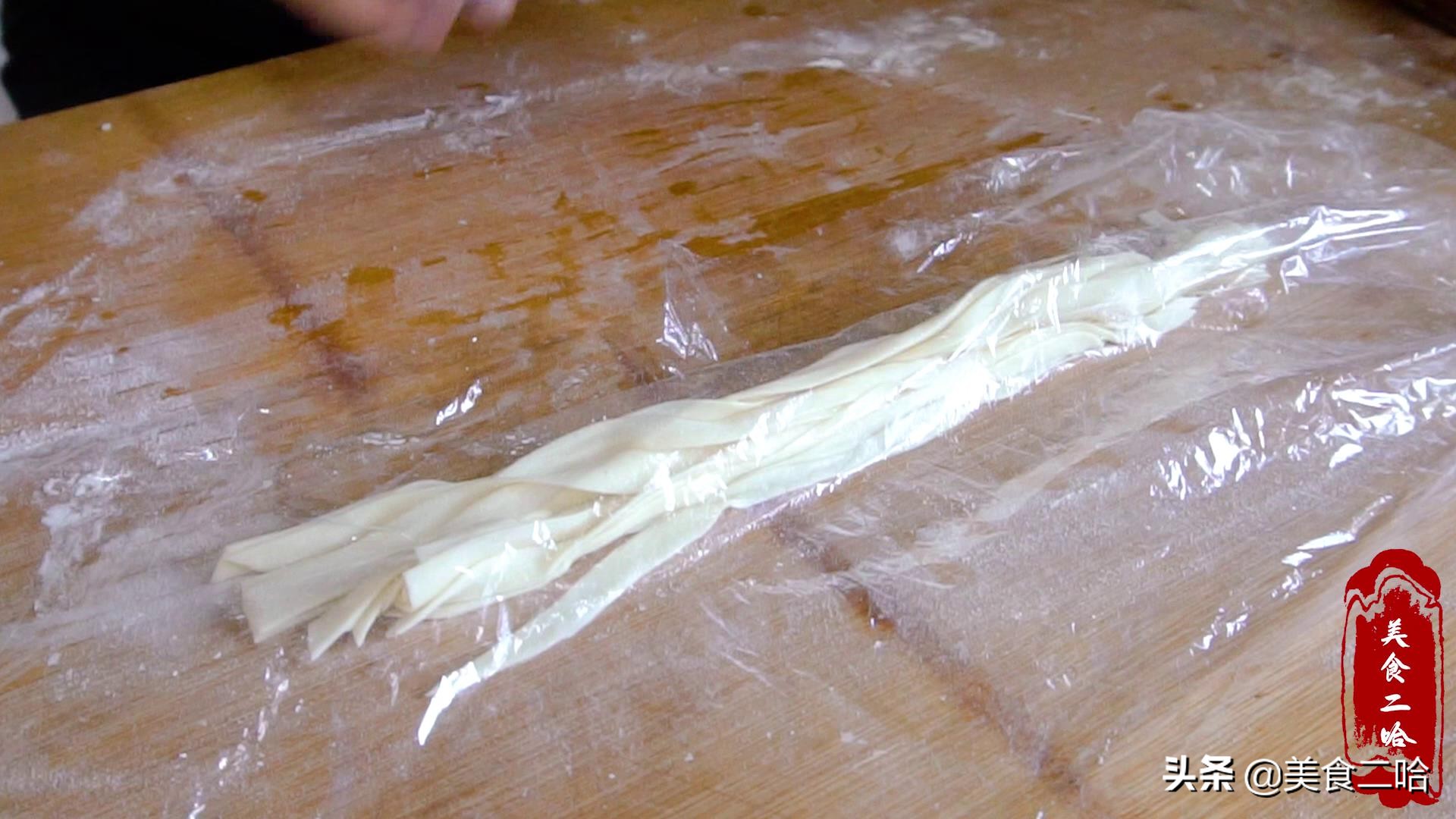 这个饼的神奇之处在于不用油,饼柔软筋道又多层超级好吃