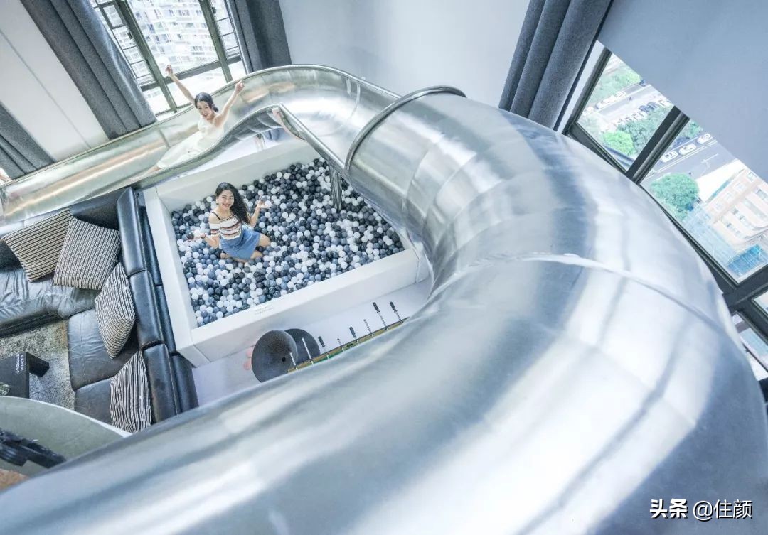 全屋贯穿10米滑梯，天台泡泡屋俯瞰CBD夜景，这个33楼的家够野