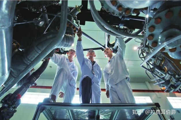 “这么光荣的一天，决不在辽远的将来，而在很近的将来。”