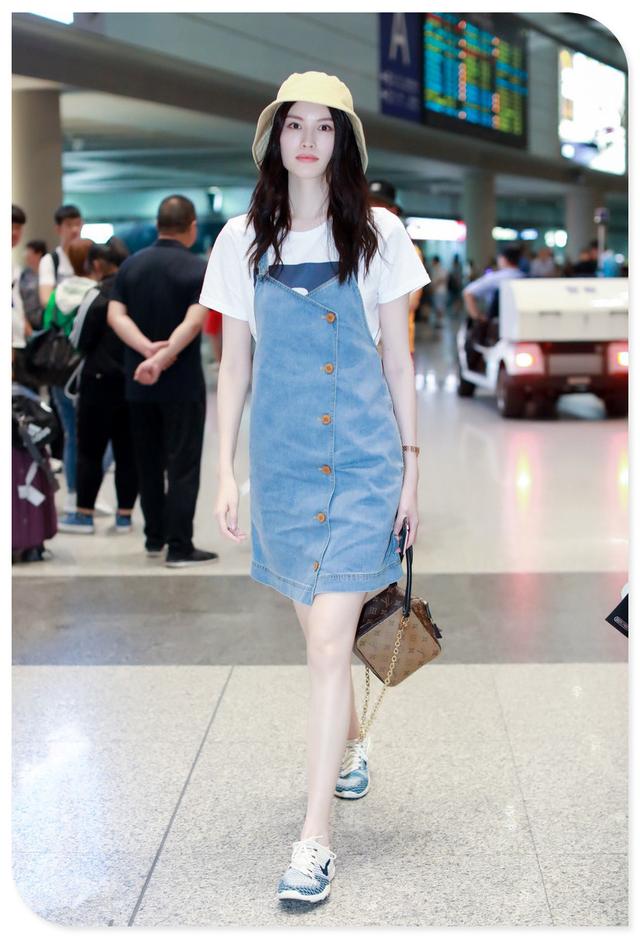 洋气减龄背带裙可外穿,别再穿碎花裙了