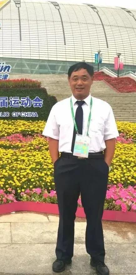 运动会的健儿们加油,赛程结束给队友们加油鼓气