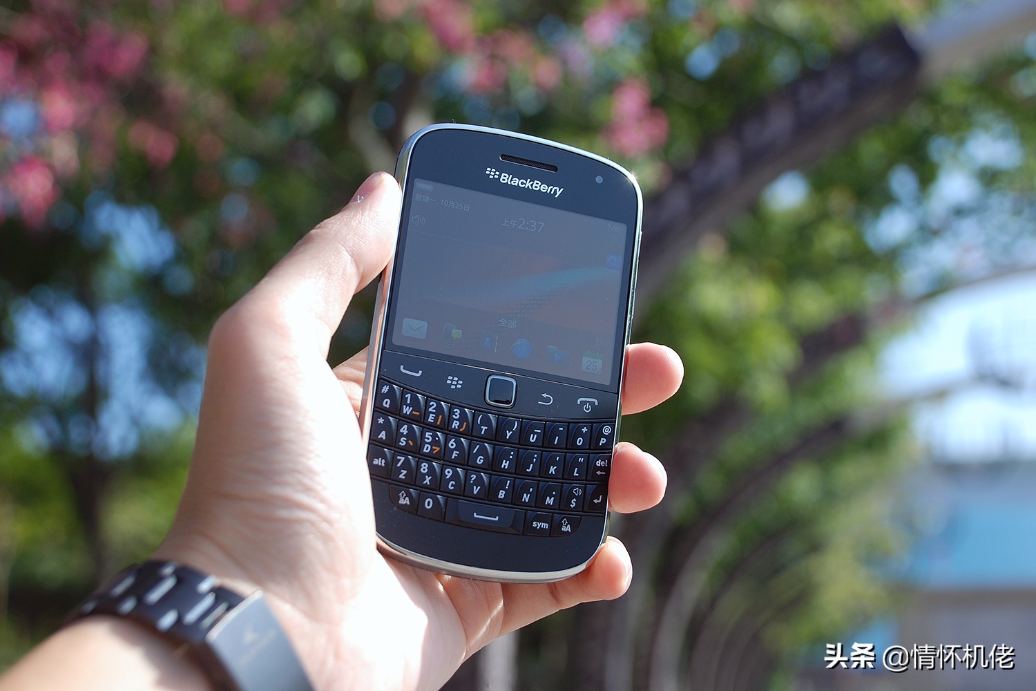 黑莓9900键盘亮了开不了机,黑莓9900光学触摸板