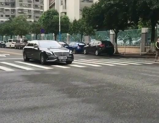 广州偶遇右舵版S680，车牌有3种颜色，价格比国内便宜200多万