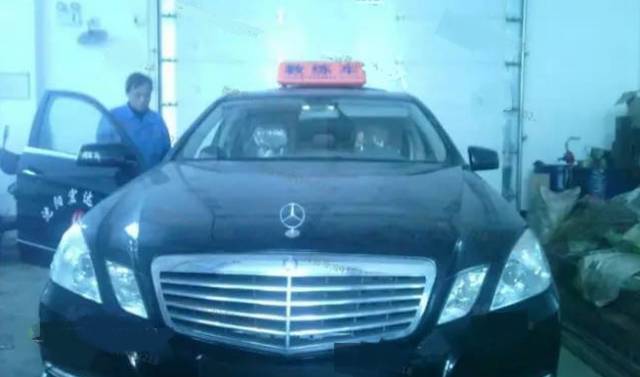 路上看见教练车怎么办,路上看到停在路边的保时捷