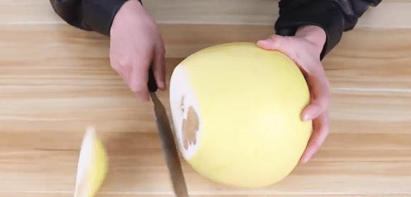 正确的切柚子的巧妙方法,吃柚子的时候怎么切才能保鲜