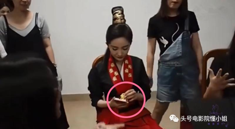 明星手机壳泄密:那英骂人名言火了,杨幂买9.9元便宜货,悲剧了