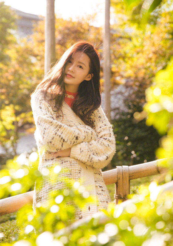 方圆脸女生适合黑长直还是微卷发,适合圆脸女生的自然长直发型