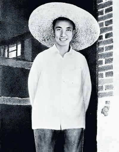 *国锋华**葬礼上，来了位神秘人物，手举16字横幅道尽华老一生功绩