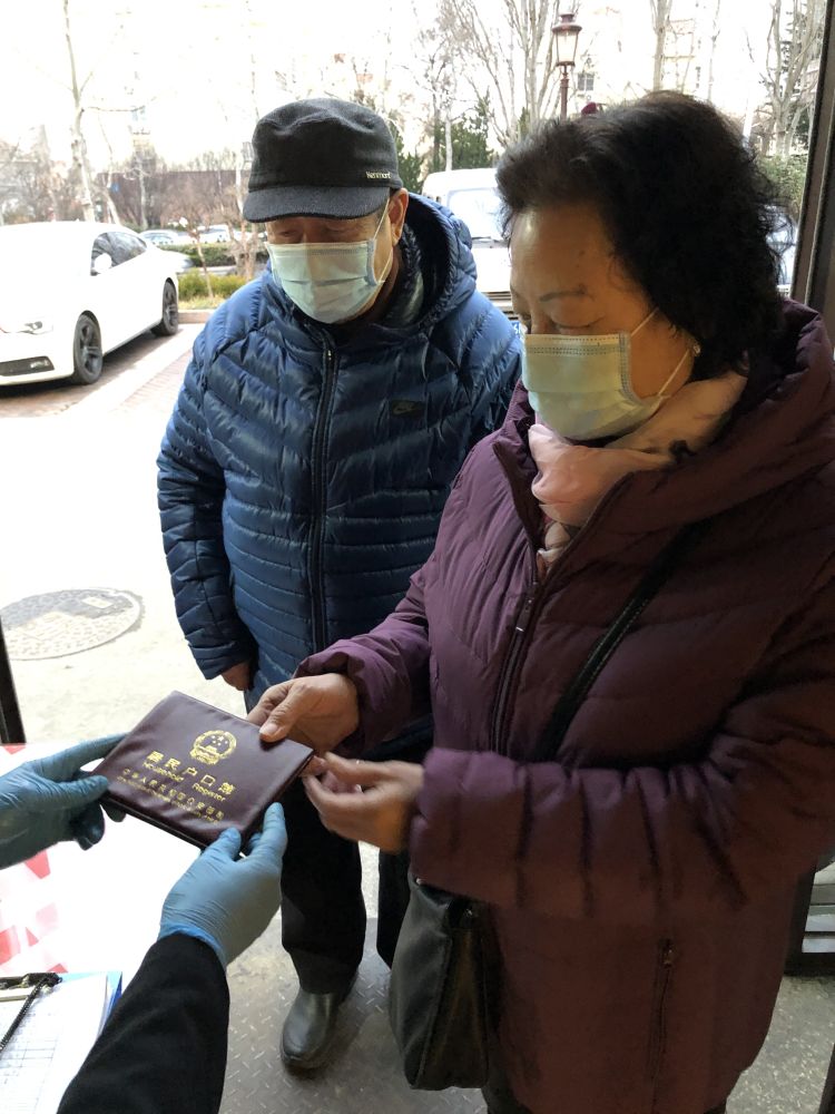 进店吃饭要亮结婚证、户口本!青岛这家饭店防疫操作真硬核