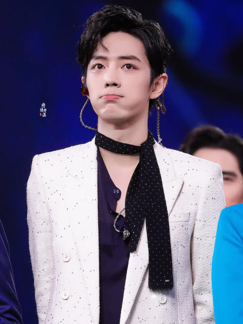 简单又时髦的丝巾系法你学到了吗,十八种丝巾系法教您变美丽