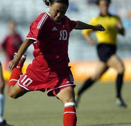 中国男足与中国女足腹肌,女足队员马君大秀6块腹肌