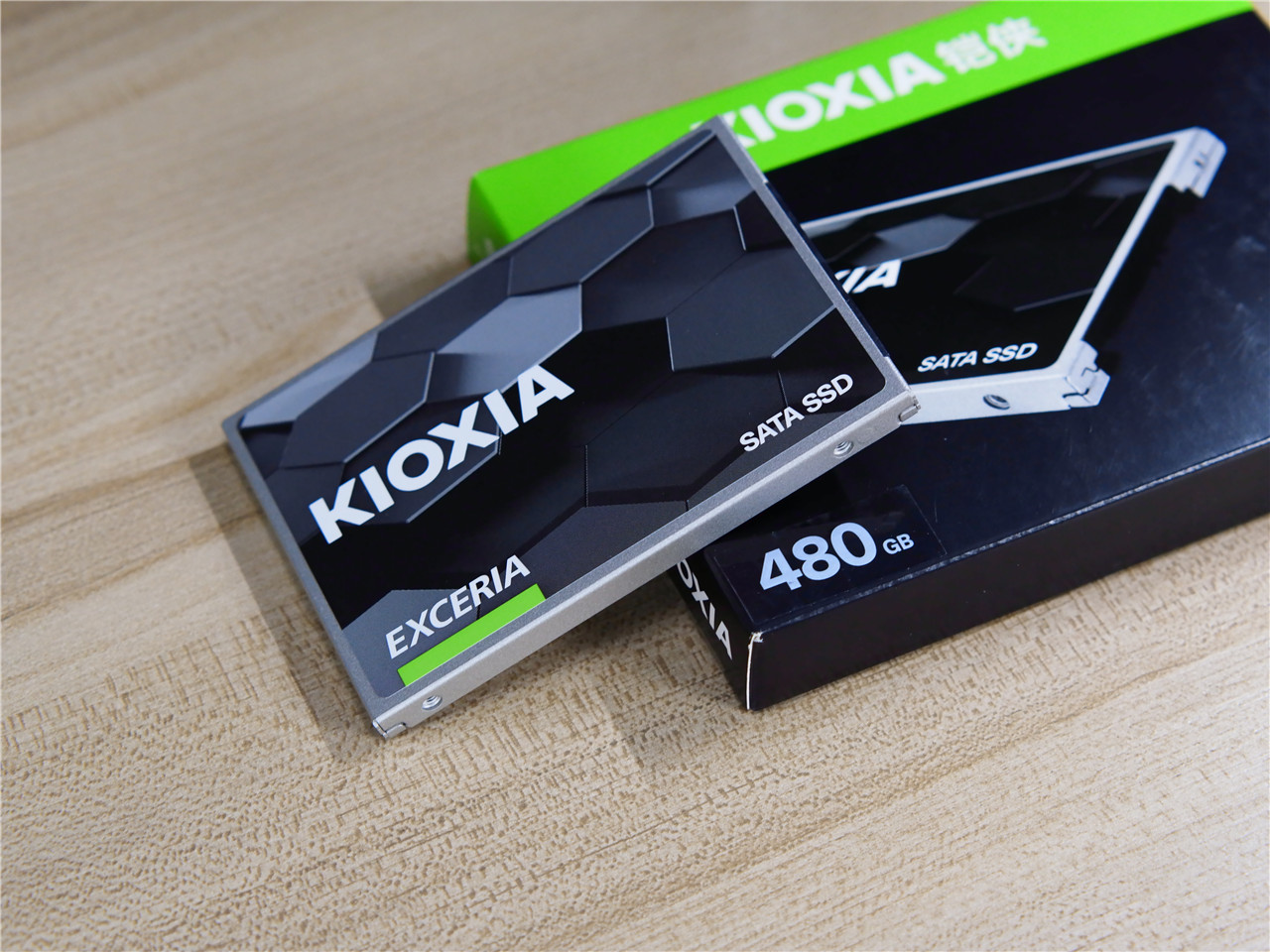 「超逸酷玩」东芝存储改名铠侠新款TC10SSD固态硬盘来安装黑苹果