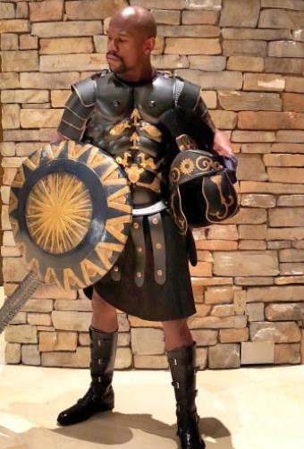 拳王梅威瑟炫富买房子,梅威瑟请小鹰哈比布