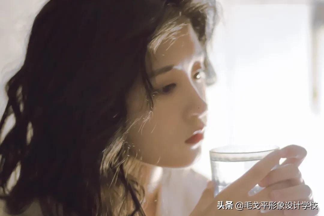 女明星是怎样处理脸上的痣,圆脸如何点痣好看