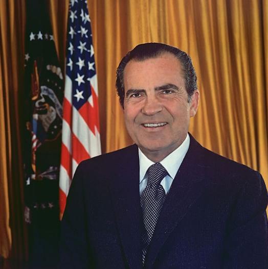 1972年,毛主席接见尼克松,笑着问他:你们常常利用姑娘做掩护?