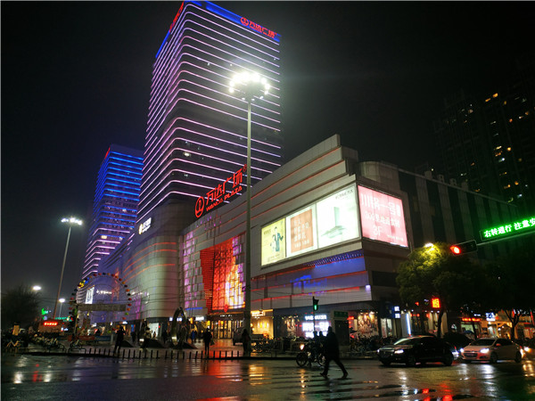 我们今儿来到蚌埠万达，逛了逛帮阿迪耐克卖鞋的滔搏运动城