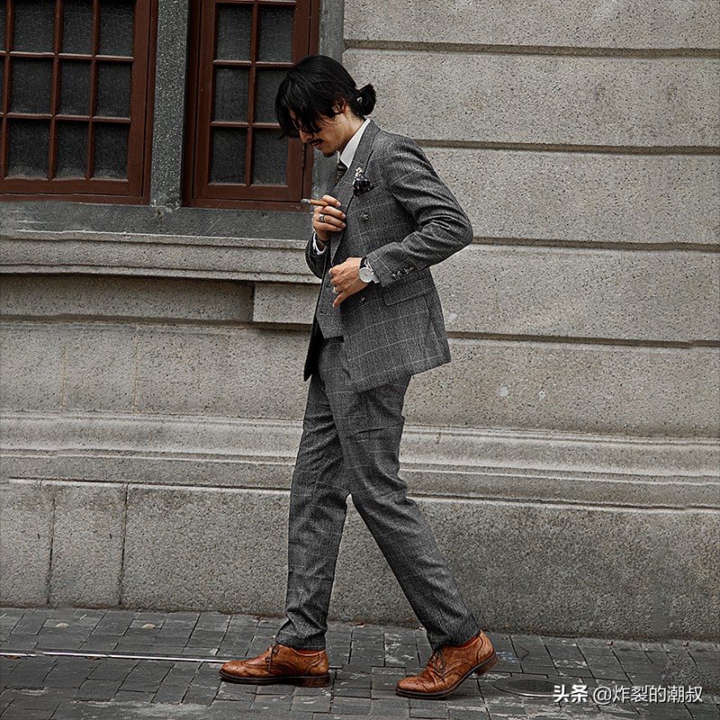 男人西服怎么选?一套复古西服能帅气一辈子