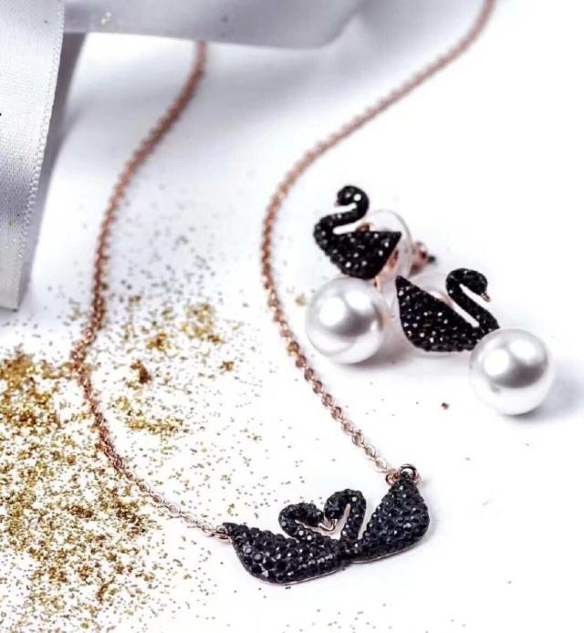 施华洛世奇天鹅项链怎么查询真假,施华洛世奇天鹅项链材质是银吗