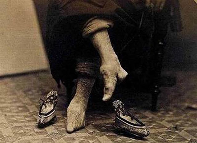 纤妙说应难，须从掌上看，古代为何要用裹小脚的方式对待女性