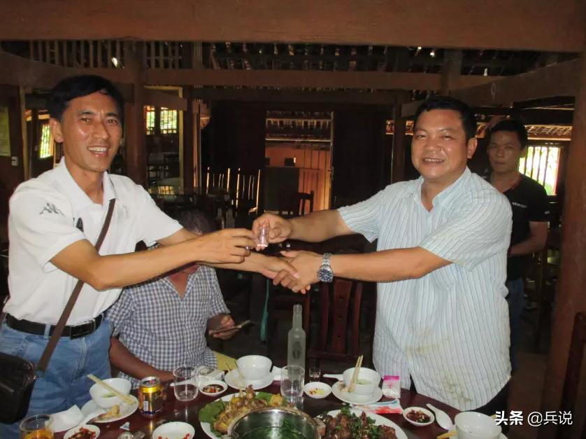 越南老兵重回当年战斗过的洞穴 (越南老兵回忆丛林战争)