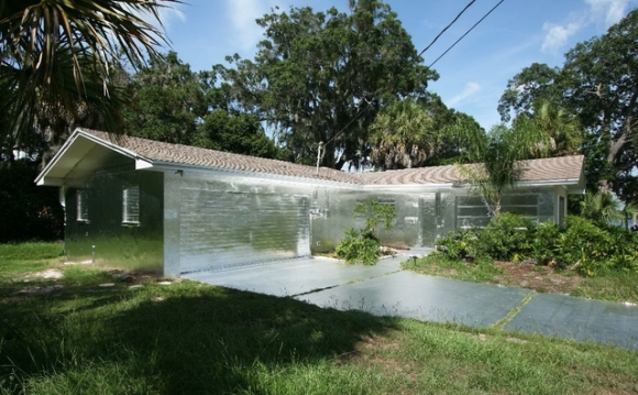 他们抢劫老妈、用锡箔包房子、修建时光机，还说受了外星人指使