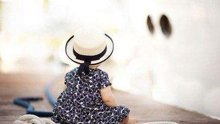 爸爸闻宝宝脚丫一脸嫌弃,爸爸闻宝宝小脚丫搞笑