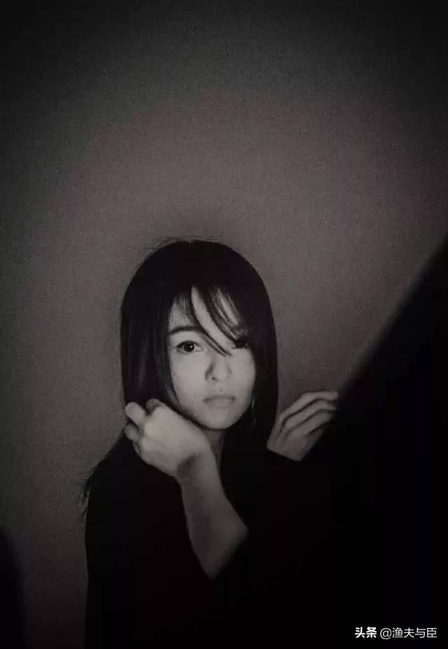 “过气”十年，凭什么她发个问号也能上热搜？