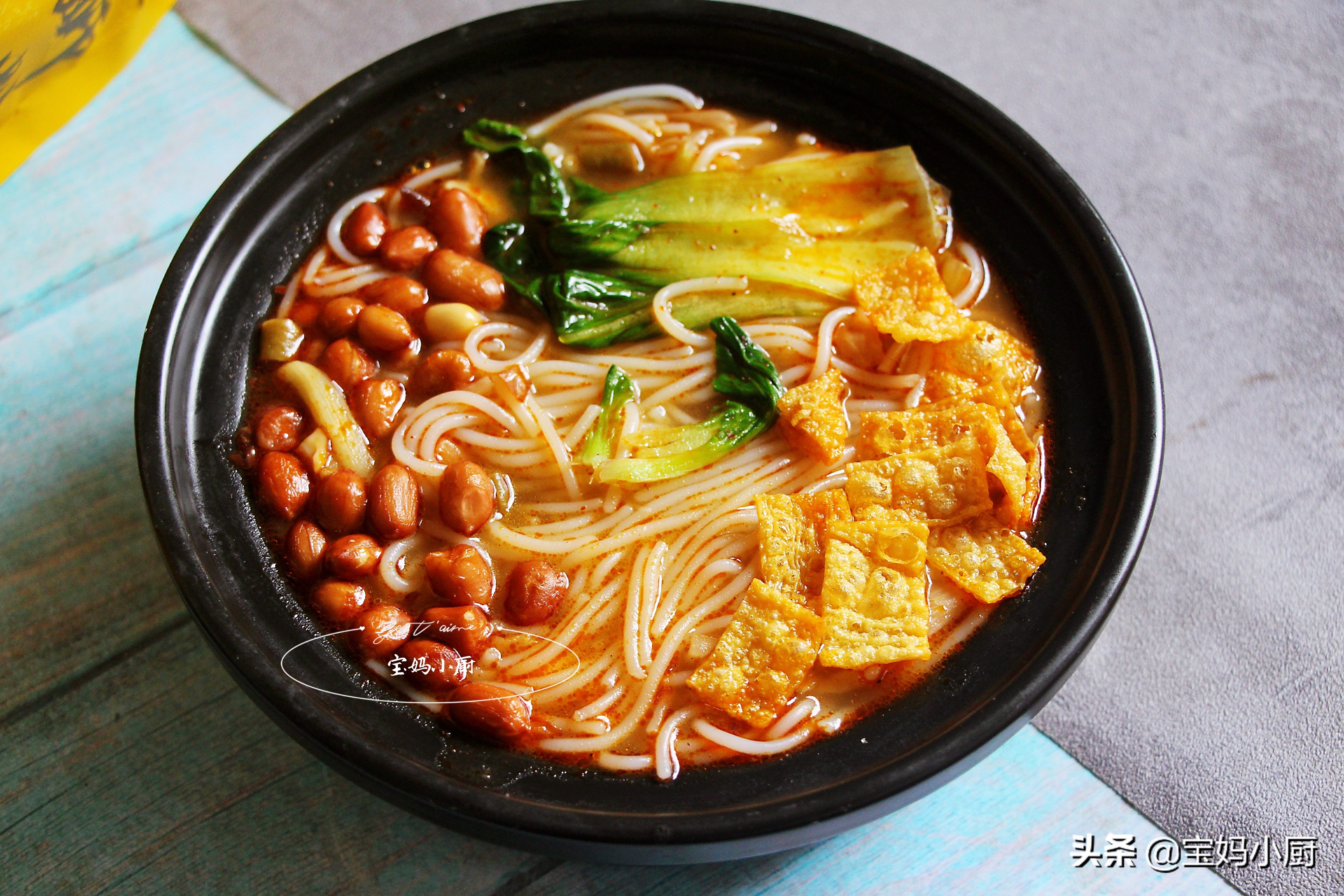 又香又臭的螺蛳粉做好了,又臭又香的螺蛳粉几分钟好