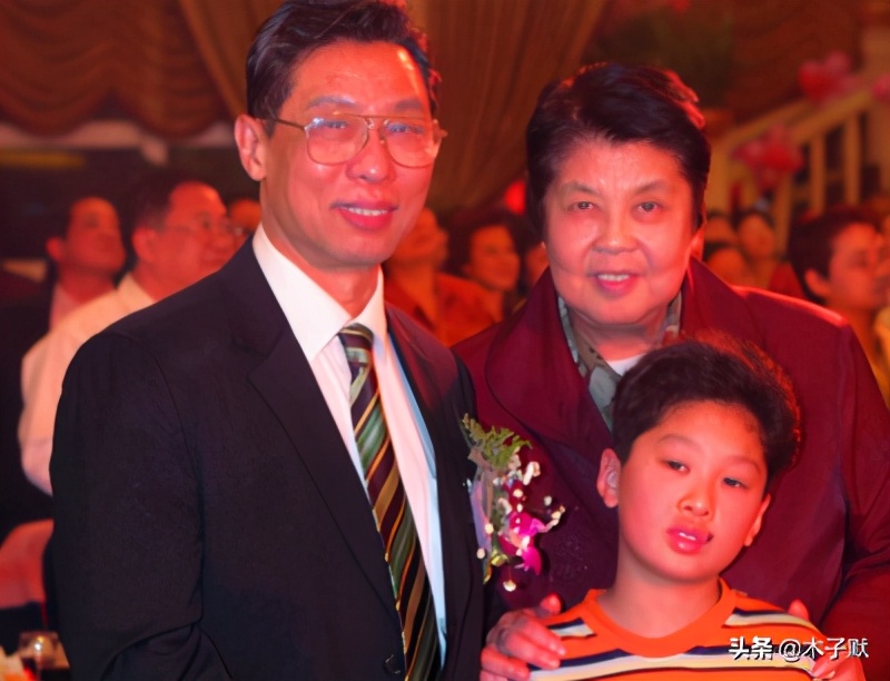 钟南山等她八年完婚，她等他一辈子回家，相爱可抵岁月漫长