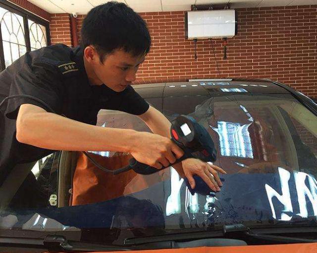 买车4s送的车膜免费给贴吗,4s店送免费车膜靠谱吗