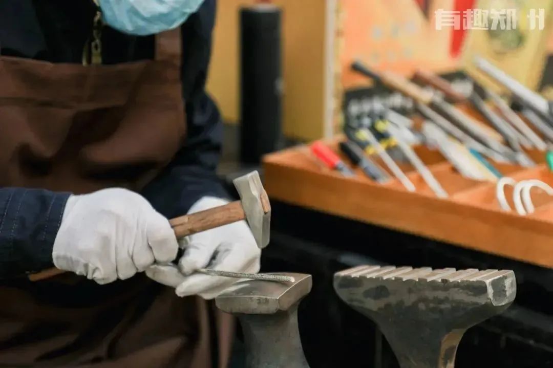 郑州90后男孩创业成功案例,郑州90后男孩创业干修鞋