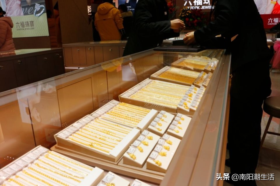 六福珠宝最新七代形象店,六福珠宝中央大街旗舰店