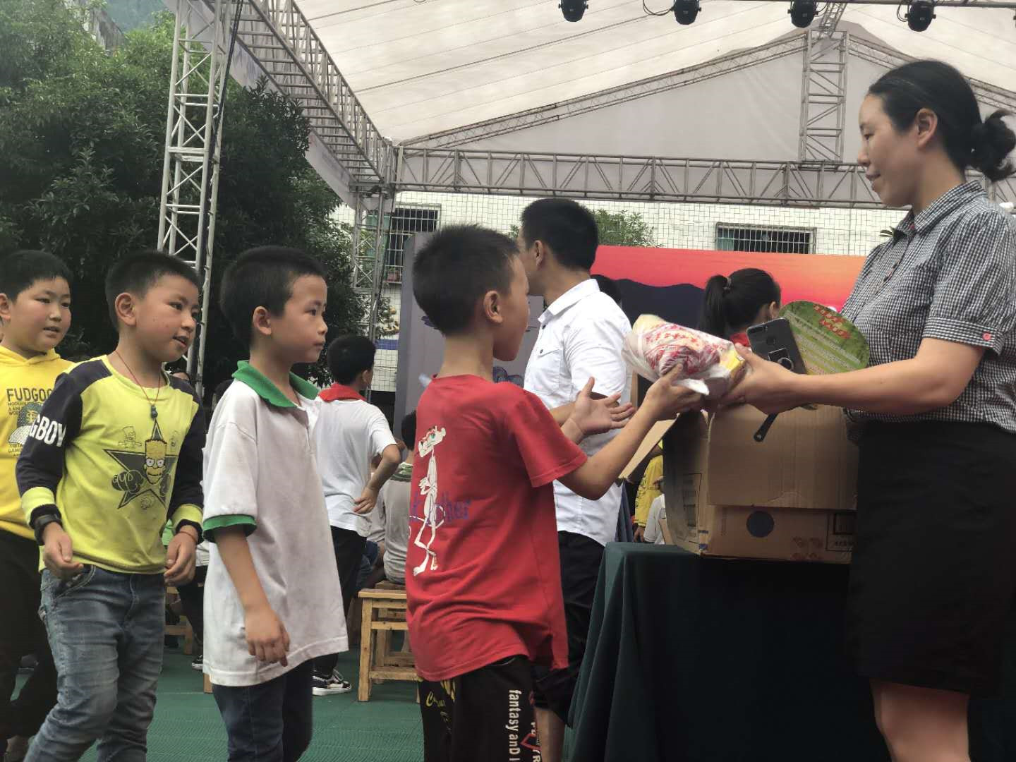 当从未进过影院的山里娃遇见露天电影，duang