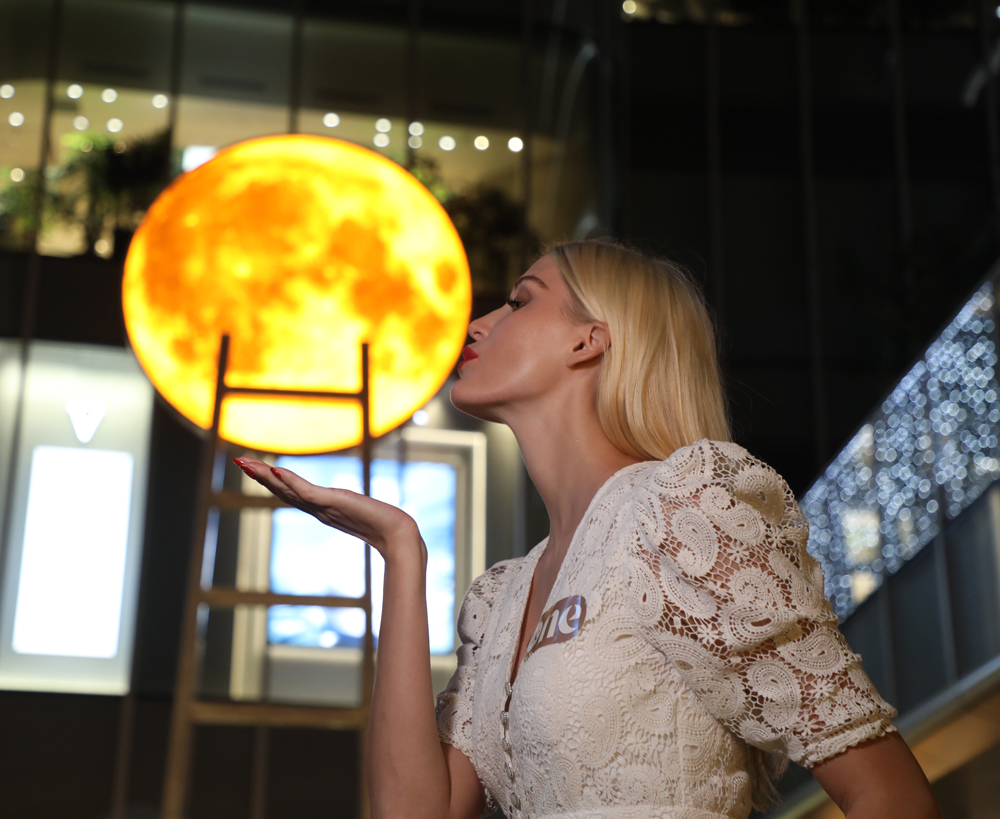 国际级艺术大师的巨型皓月艺术装置登陆上海OneITC商场