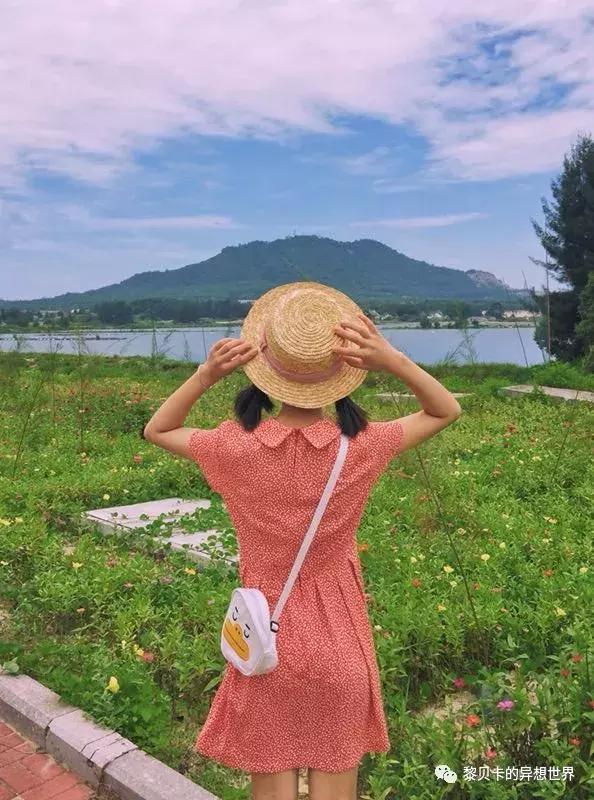 她们穿的连衣裙,她们穿的花裙子