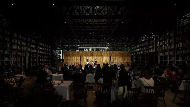 放弃城市40万年薪，夫妻躲进深山造出“最美书店”引600万人围观