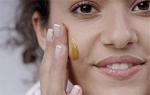 敏感肌肤泛红用蜂蜜有什么好处,敏感肌肤可以涂粉底吗