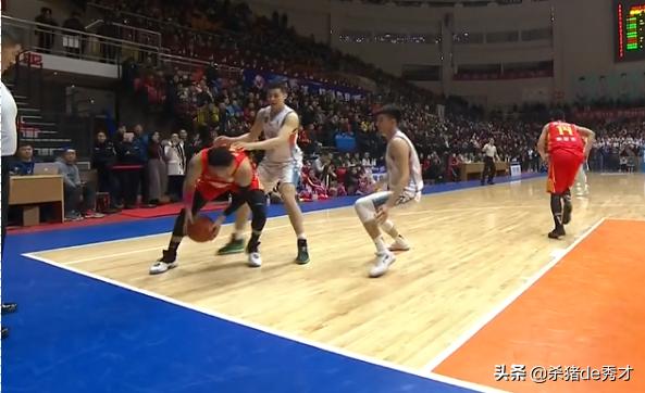 20倍慢镜回放！深圳关键追分时刻被判出界，央视解说提出质疑