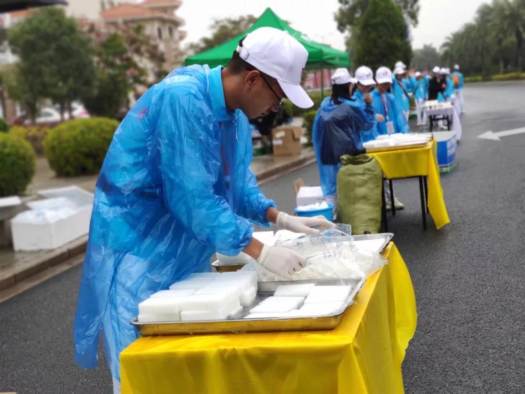 在街头当志愿者,凌晨四点出门当志愿者
