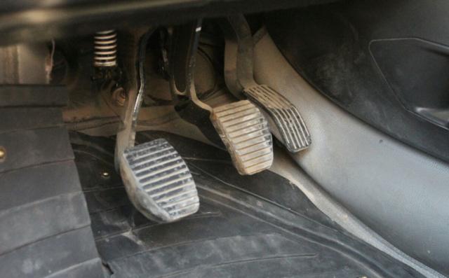 遇到油门卡死情况怎么处理,车油门卡死怎么办