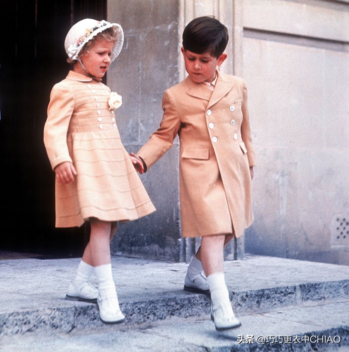 10张可爱的照片，显示查尔斯王子和安妮公主的亲密同胞关系