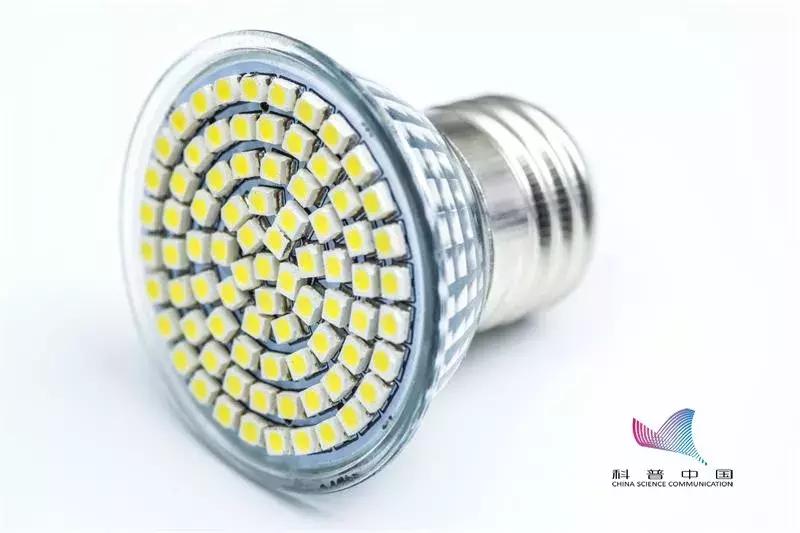 白炽灯和led对眼睛哪个危害高,蓝光led灯对眼睛有伤害吗