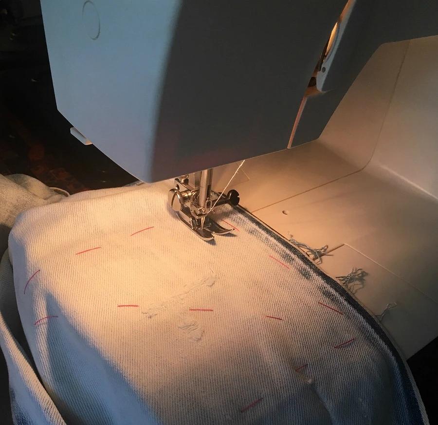 牛仔裤烂了个洞应该如何修补,牛仔裤边磨破了怎么修补