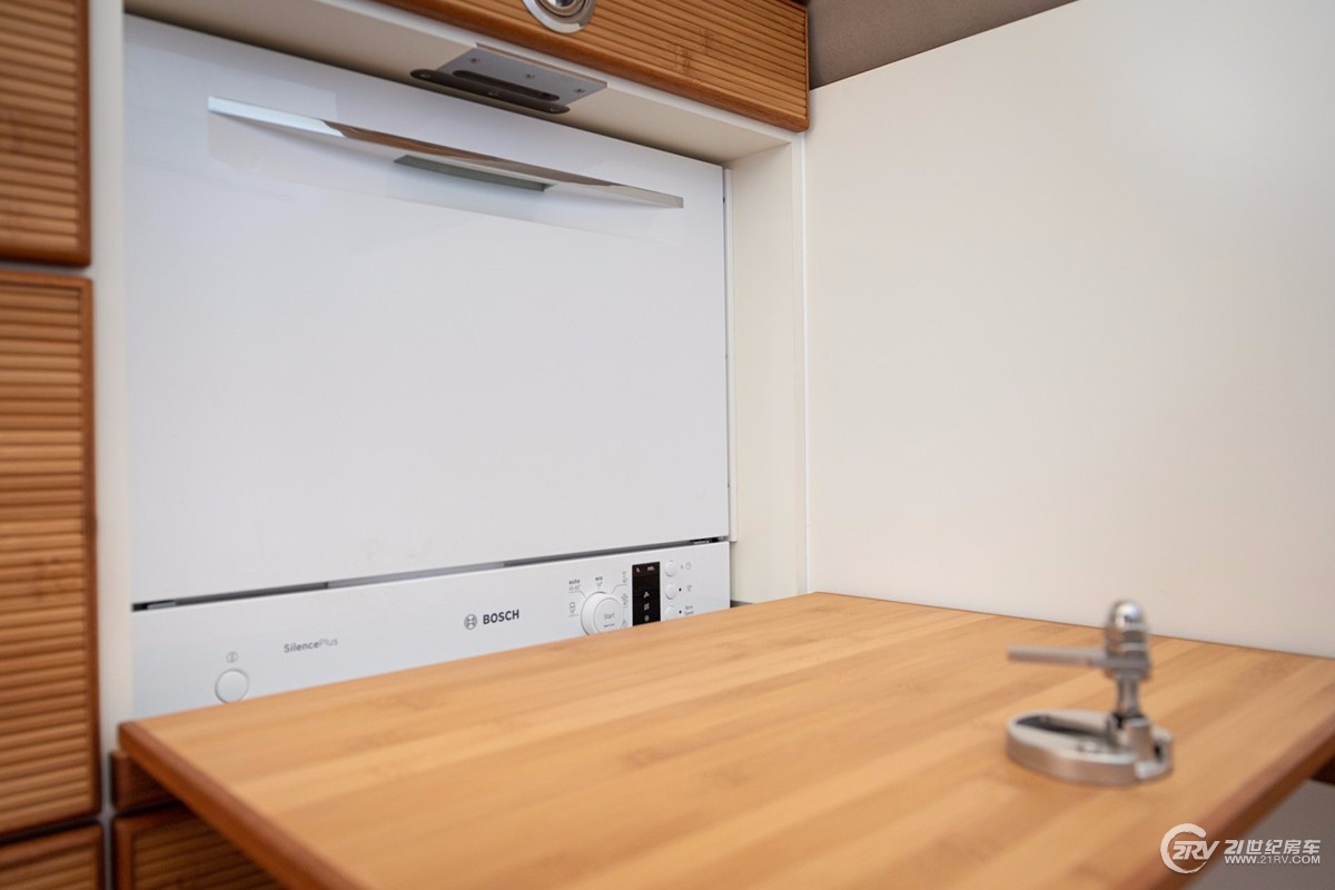 最贵的全进口4x4越野房车6米,售价650000的越野房车