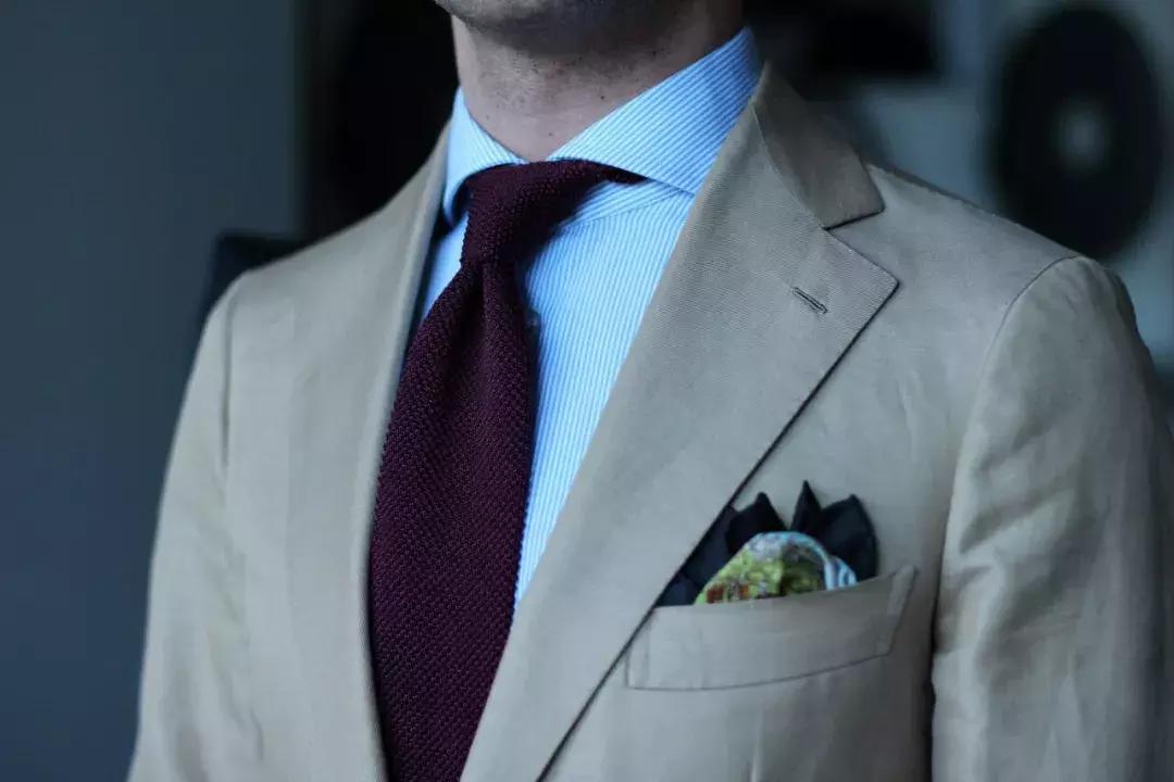 女生什么样的西装才算合身,女士西装肩宽怎样才算合身