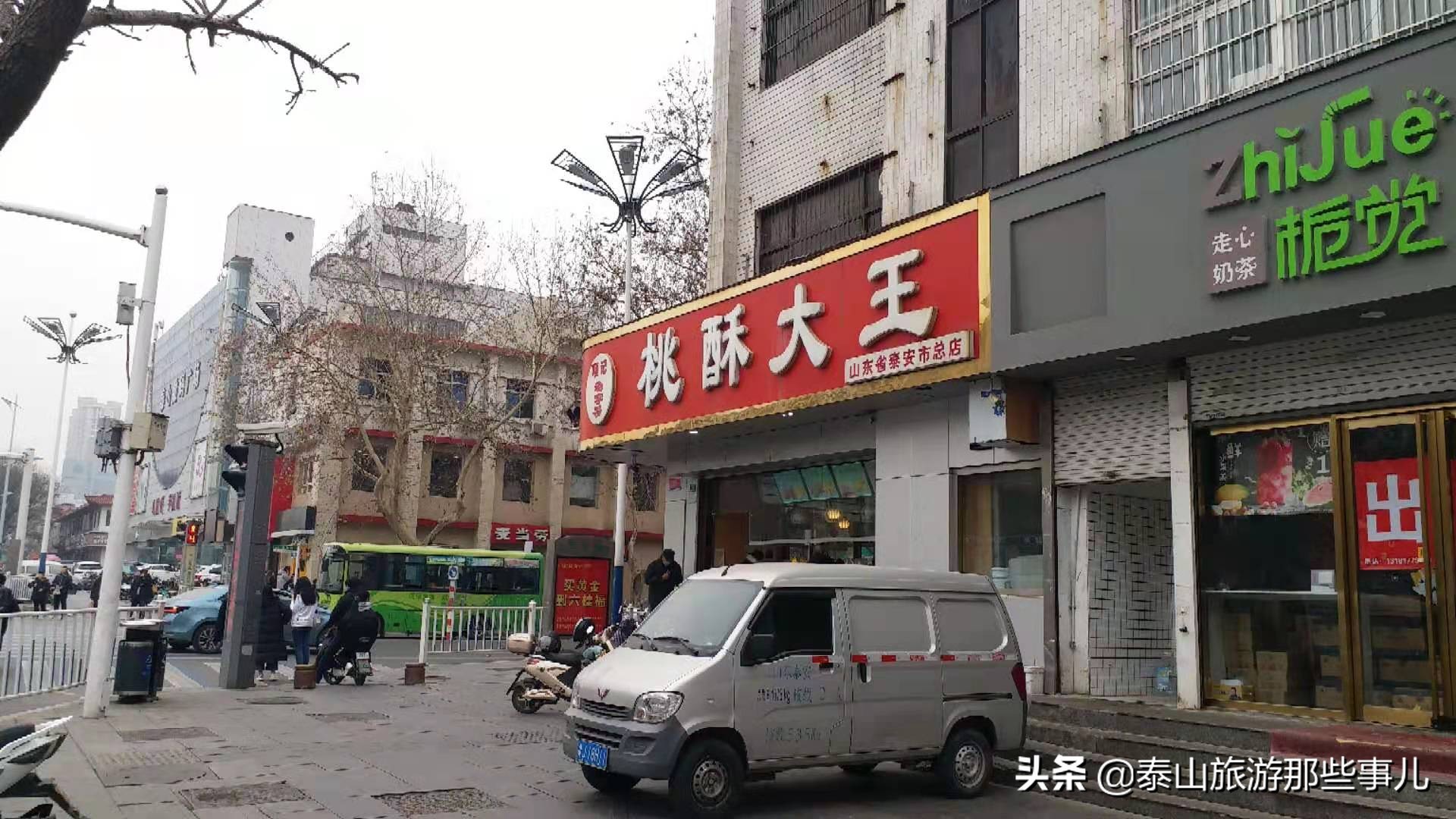 它是古*安泰**城最繁华街道之一，著名店铺众多，如今却再难觅踪影
