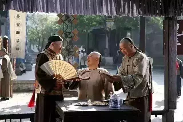 别人给倒茶为什么要敲桌子几下,别人倒茶为什么要敲三下桌面