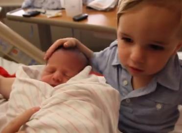 哥哥第一次看见刚出生的娃,哥哥第一次见刚出生的妹妹敬礼